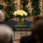 Wei&szlig;e Rosen in der Trauerhalle (Bild: elkb/mck)