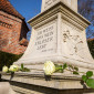 Das Grab Wilhelm von Pechmanns mit Wei&szlig;en Rosen (Bild: elkb/mck)