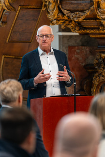 Regionalbischof Klaus Stiegler spircht auf der Dekanatssynode in Augsburg