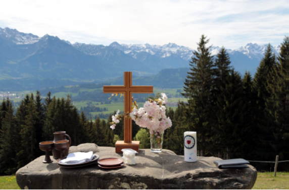 Altar mit Bergblick am 3.5. auf der Kahlrückenalpe