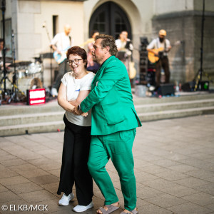 Tanzendes Paar vor der Christuskirche München-Neuhausen